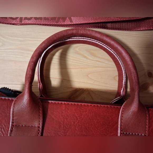 Wrangler Vibrant Red Bag With Crossbody Strap - Picture 6 of 12